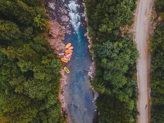 Vista aérea de pessoas do rio de montanha rafting na extrema vitalidade do riacho