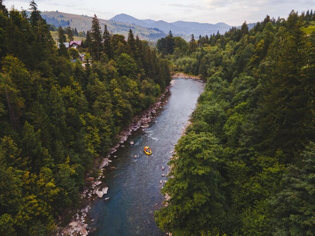 Vista aérea de pessoas do rio de montanha rafting na extrema vitalidade do riacho