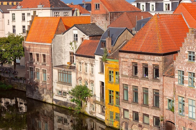 Vista aérea de pitorescos edifícios e torres medievais da cidade velha de Gante, na Bélgica