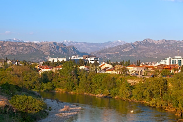 Vista aérea de Podgorica e dos Alpes Dináricos