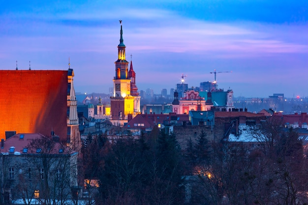 Vista aérea de poznan com a câmara municipal ao pôr do sol