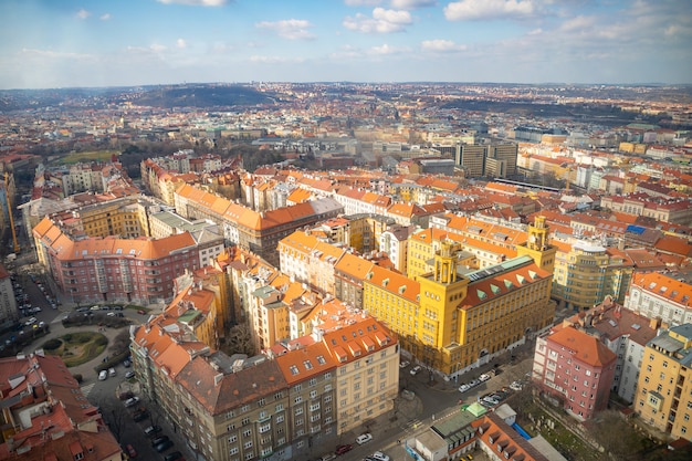 Vista aérea de Praga da torre de televisão de Zizkov em dia de sol em Praga, República Tcheca