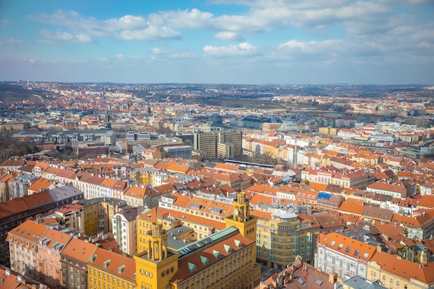 Vista aérea de Praga da torre de televisão de Zizkov em dia de sol em Praga, República Tcheca