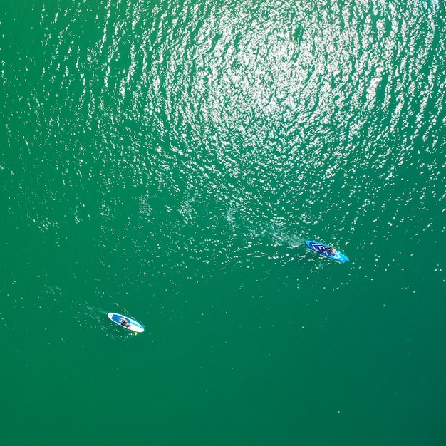 Vista aérea de pranchas de sup no mar Vista superior de dois paddleboard em um dia ensolarado Vista de cima