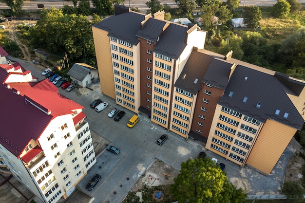 Vista aérea de prédios de apartamentos de vários andares na área residencial verde.