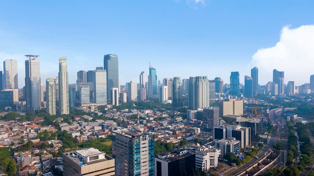 Vista aérea de prédios urbanos com poluição do ar