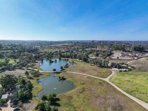 Vista aérea de Rancho Santa Fe, uma cidade super rica em San Diego, Califórnia, EUA.