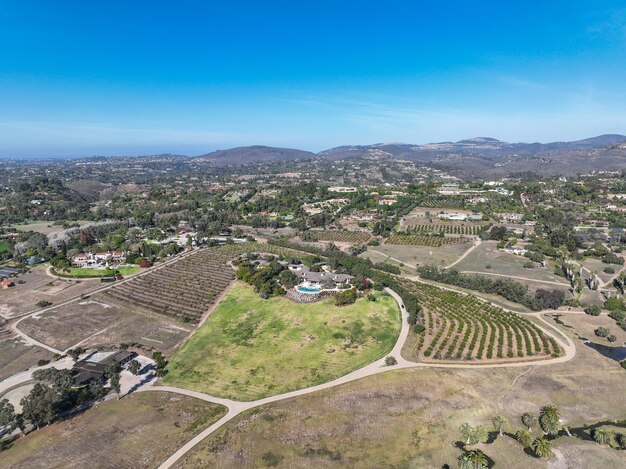 Vista aérea de Rancho Santa Fe, uma cidade super rica em San Diego, Califórnia, EUA.