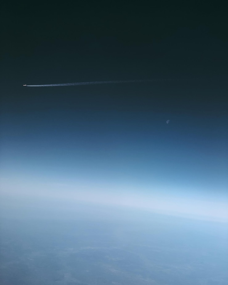 Foto vista aérea de rastros de vapor no céu