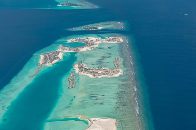 Vista aérea de recifes de corais nas ilhas Maldivas Paisagem aérea tropical Férias de verão de luxo