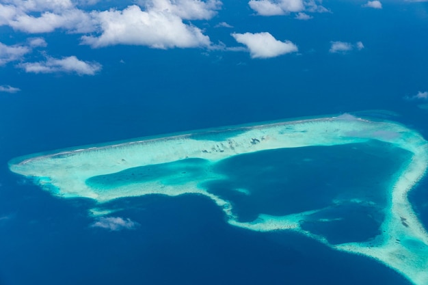 Vista aérea de recifes de corais nas ilhas Maldivas Paisagem aérea tropical Férias de verão de luxo