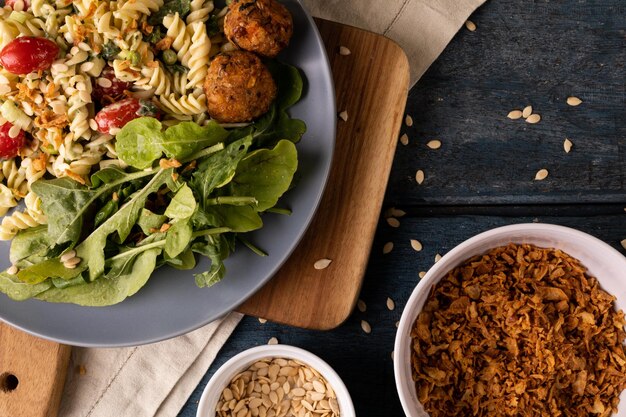 Foto vista aérea de refeição italiana fresca servida em tigela na mesa de madeira. inalterado, comida, alimentação saudável, conceito orgânico.