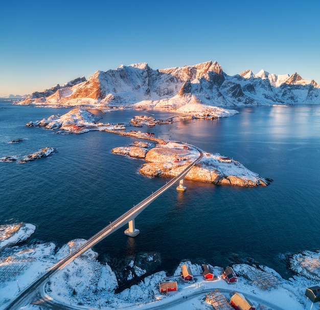 Vista aérea de reine e hamnoy ao pôr do sol no inverno