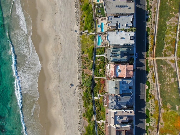 Vista aérea de S da casa na praia na Califórnia