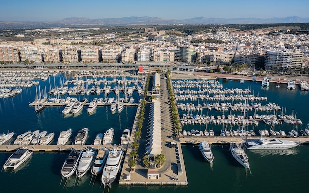 Vista aérea de Santa Pola em um dia ensolarado