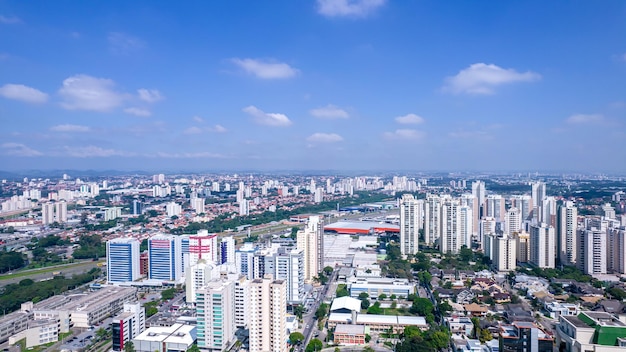 Foto vista aérea de são josé dos campos são paulo brasil praça ulysses guimarães com prédios residenciais ao fundo