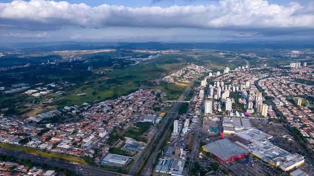 Foto vista aérea de são josé dos campos são paulo brasil praça ulysses guimarães com prédios residenciais ao fundo