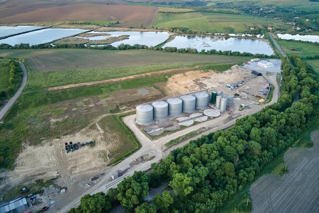 Vista aérea de silos industriais ventilados para armazenamento a longo prazo de grãos e oleaginosas elevador metálico para secagem de trigo em zona agrícola