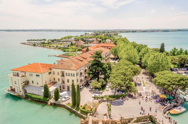 Vista aérea de Sirmione do Castelo Scaliger Itália