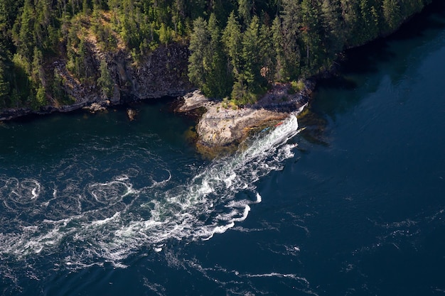 Vista aérea de Skookumchuck Narrows durante um dia de verão ensolarado vibrante