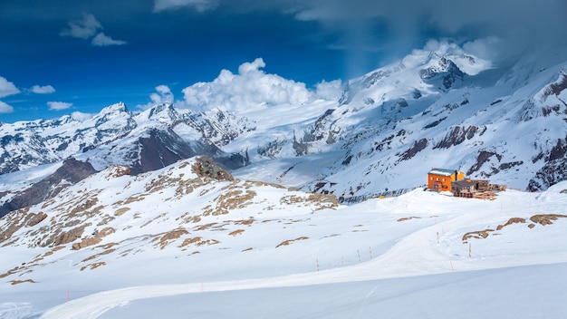 Vista aérea de Snowy Mountain Matterhorn com casa de esqui, Zermatt, Suíça