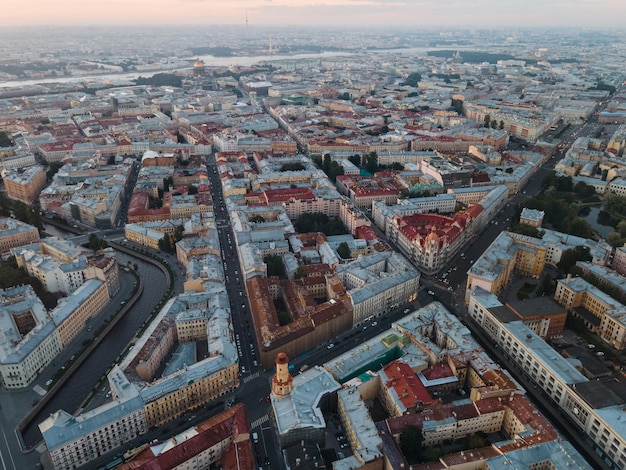 Vista aérea de St Petersburg Sunset sky Distritos de casas antigas com telhados no centro da cidade