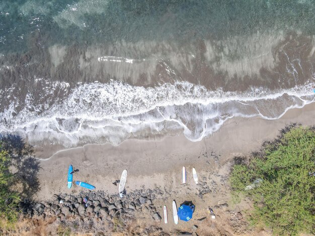 Vista aérea de surfistas e ondas no oceano azul cristalino em maui hawaii eua