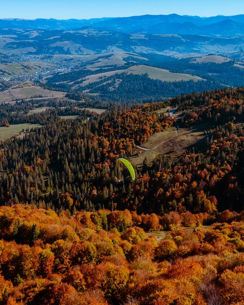 Vista aérea de suv off road viagem subindo pela montanha colina cópia espaço temporada de outono acima das nuvens