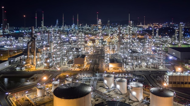 Foto vista aérea de tanques químicos líquidos de armazenamento terminal de produtos químicos líquidos e petroquímicos