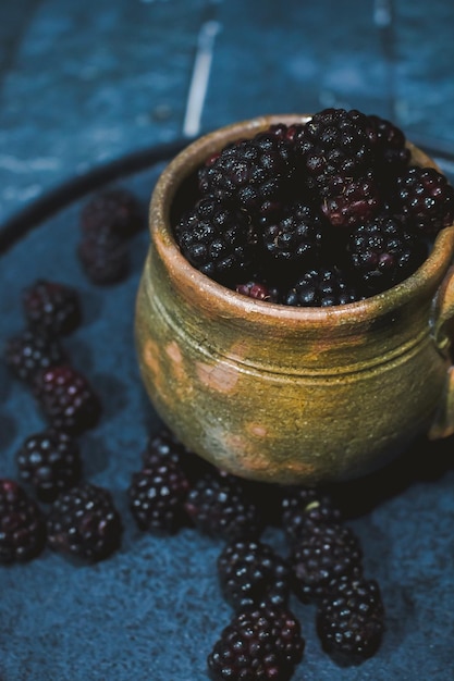 Foto vista aerea de taza llena de deliciosas moras