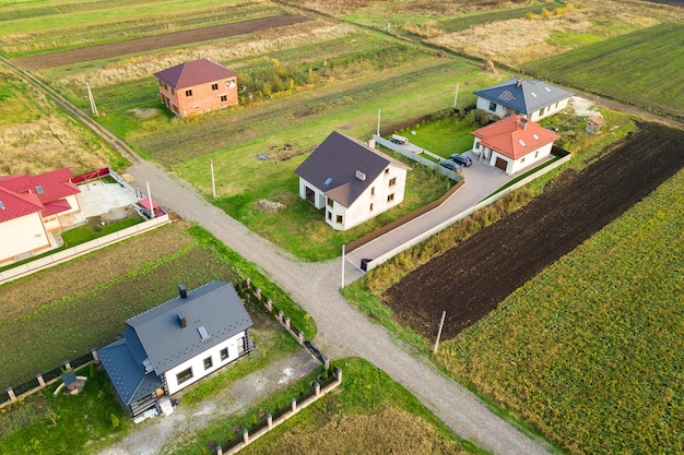 Vista aérea de telhados de casa em área residencial de bairro rural.