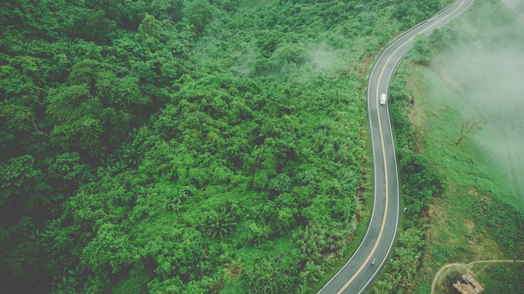 Foto vista aérea de topo da estrada do céu por cima da montanha