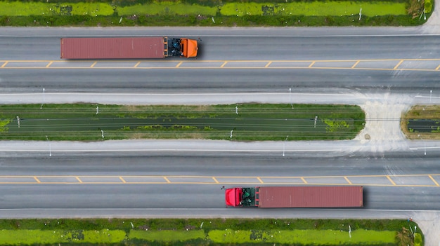 Vista aérea de topo de caminhões na estrada e rodovia