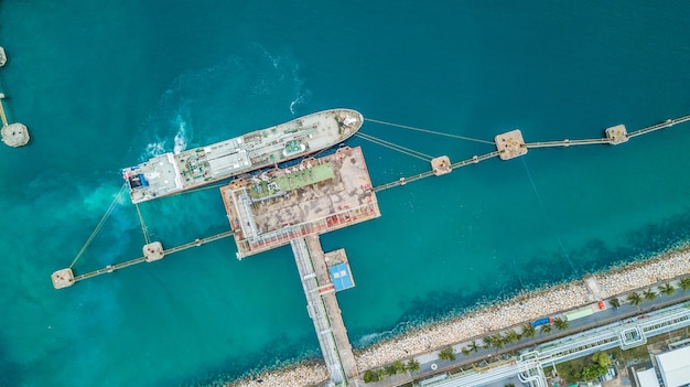 Vista aérea de topo do navio petroleiro no porto