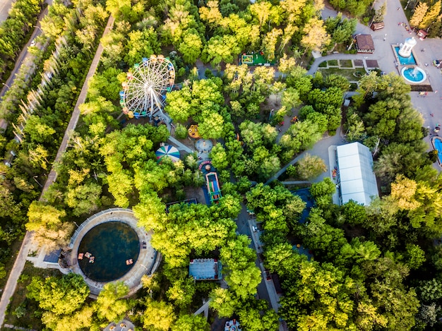 Foto vista aérea de topo do parque de diversões para crianças em um dia de verão