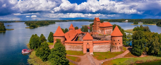 Vista aérea de Trakai, sobre o castelo medieval gótico da ilha no Lago Galve. Postura plana do mais belo marco lituano. Castelo da Ilha Trakai, destino turístico mais popular na Lituânia