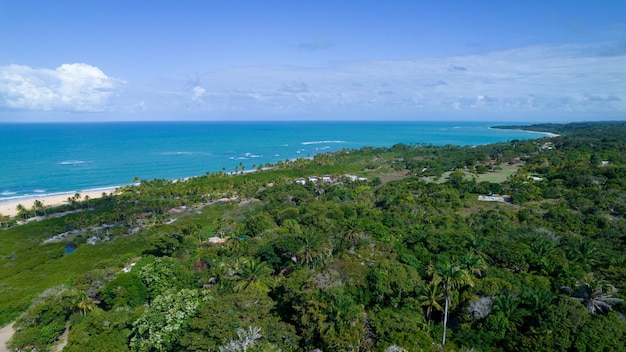 Vista aérea de Trancoso Porto Seguro Bahia Brasil Pequena capela no centro histórico de Trancoso chamado Quadrado Com o mar ao fundo