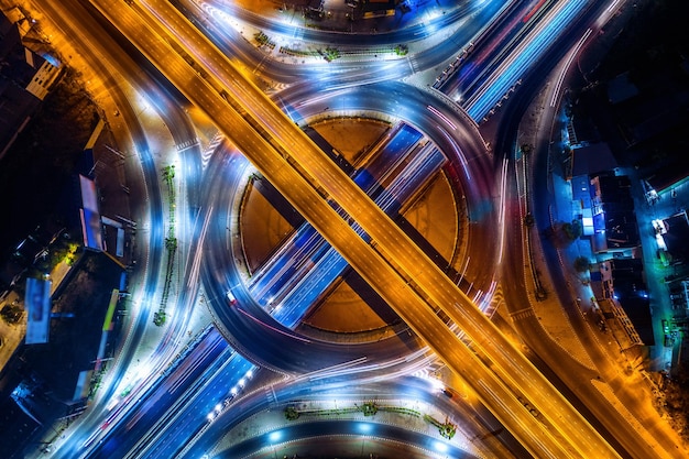 Foto vista aérea de trilhas de luz na estrada da cidade à noite