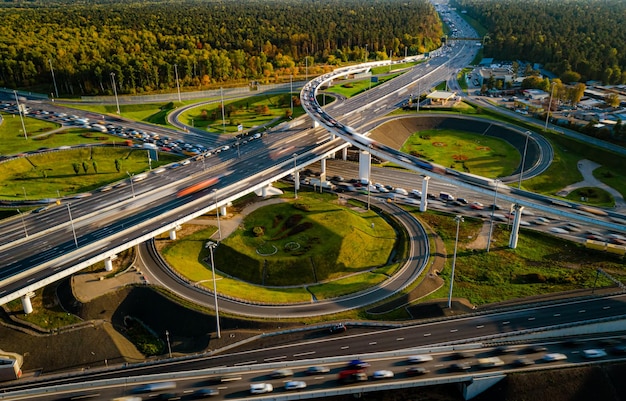 Vista aérea de trilhas de tráfego de interseção de rodovia em Moscou.