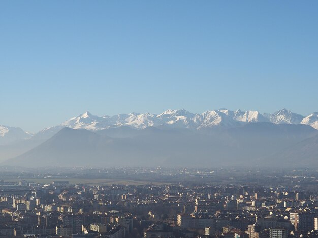 Vista aérea de Turim com montanhas dos Alpes