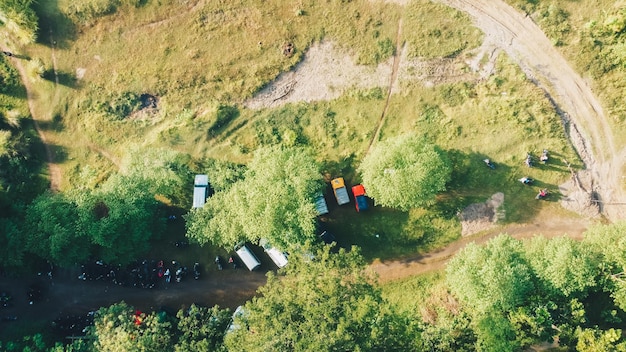 Vista aérea de um acampamento turístico em um local pitoresco perto do rio