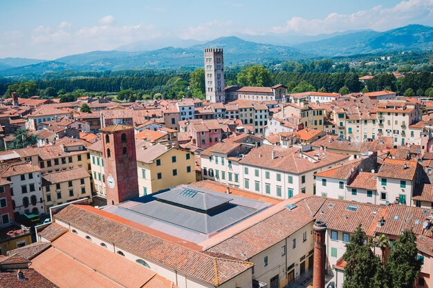 Foto vista aérea de um antigo edifício com telhados vermelhos em lucca