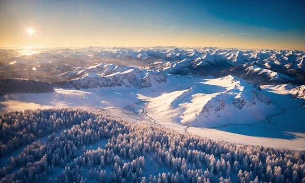 Vista aérea de um avião da paisagem montanhosa coberta de neve azul no inverno