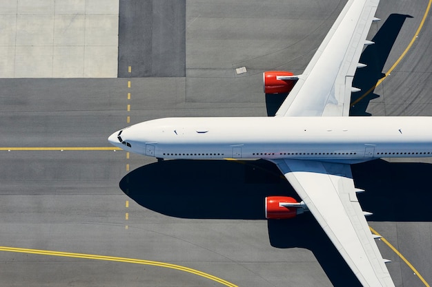Vista aérea de um avião de aeroporto a rodar para a pista antes de decolar