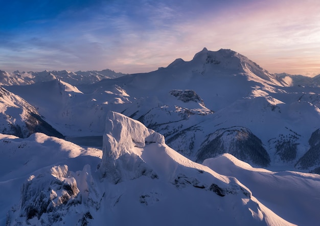 Vista aérea de um avião de um famoso Mountain Peak Black Tusk