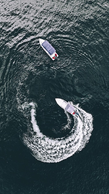 Foto vista aérea de um barco a motor no mar