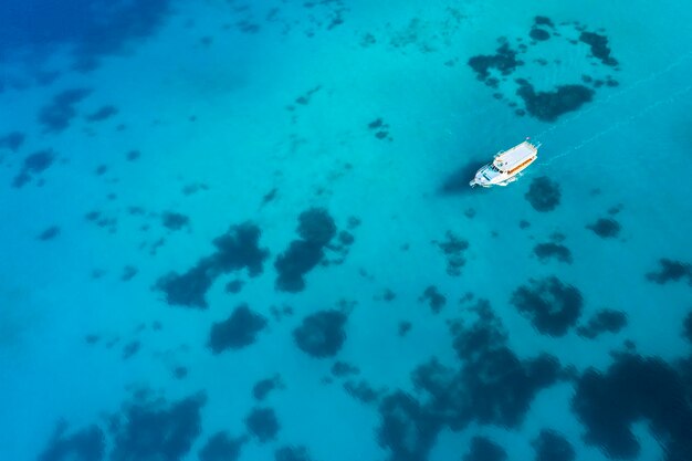 Vista aérea de um barco no mar azul Yachting férias de luxo no mar Yachting no Caribe