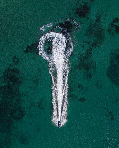 Foto vista aérea de um barco no mar