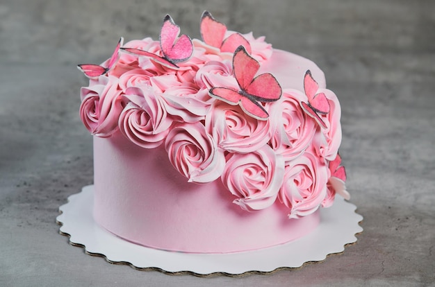 Vista aérea de um bolo recém-cozido decorado com rosas de açúcar rosa exibidas em um suporte de bolo sobre um fundo preto com copyspace