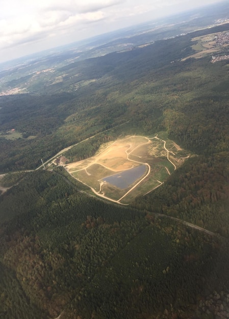 Vista aérea de um campo agrícola contra o céu